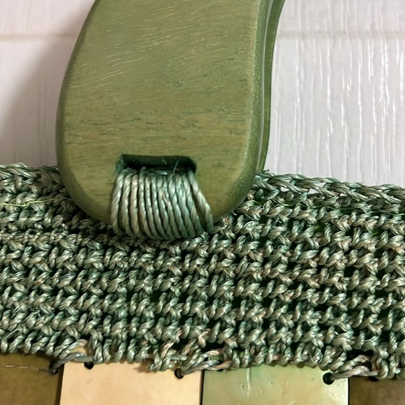 Vintage Green Basket Weave Style Bag with wooden handles & crochet top and base - Picture 4 of 8
